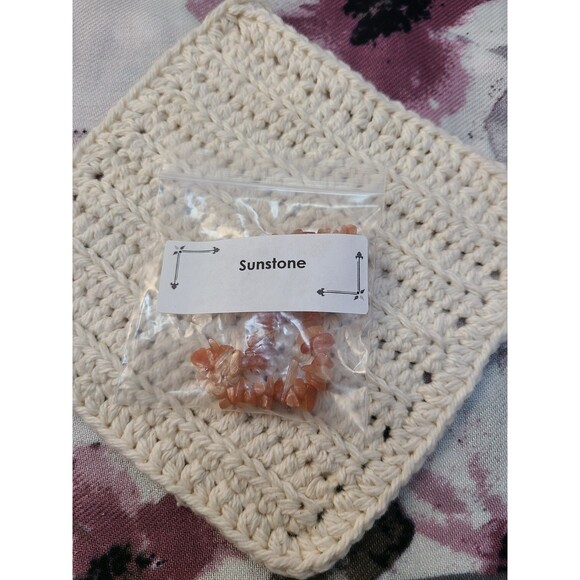 Natural Sunstone Chip Bracelet | Peach Crystal Elastic Boho Healing Jewelry - Picture 4 of 6